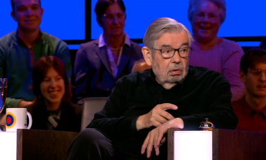 Maarten van Rossem in zijn stoel in De slimste mens