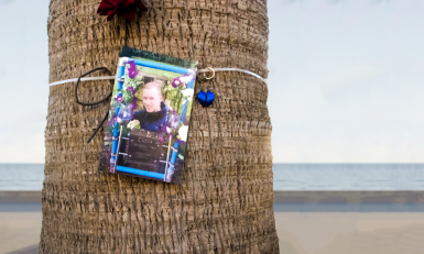 Foto van een man aan een boom gebonden